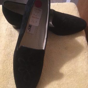 Ladies' suede loafer Size 7.5S, Black by Trotters(Tanya), 1.5" heel